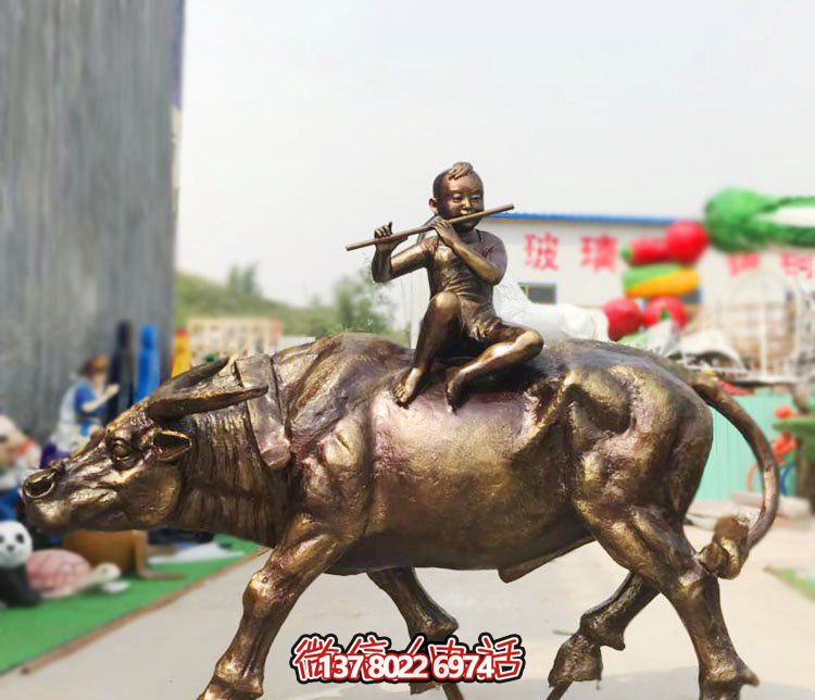 广场铜雕牧童骑牛吹笛的吹奏雕塑
